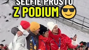 Podium konkursu indywidualnego na skoczni normalnej w Predazzo 1. Philipp Raimund 2. Kacper Tomasiak 3. Ren Nikaido 3. G