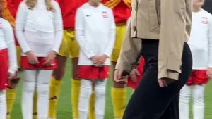 Przed meczem Polek z Belgijkami Aleksandra Rompa i Patrycja Balcerzak otrzymały pamiątkowe koszulki