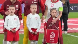 Przeuroczy moment przed meczem Oglądaj pierwsze spotkanie naszych piłkarek w eliminacjach MŚ