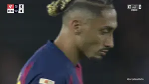 Raphinha z wolnego! Brazylijczyk rozpoczyna strzelanie na Camp Nou! Gdzie lecisz? Tak można byłoby zapytać bramkarza Bet