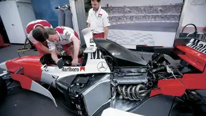 Rewolucja bezpieczeństwa w F1: Od poduszek powietrznych do systemu HANS