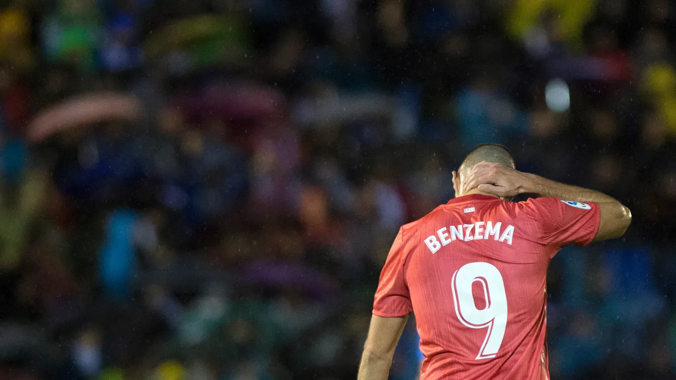 Rio Ferdinand chce Benzemy w Manchesterze United. Wskazał, czego brakuje w ataku