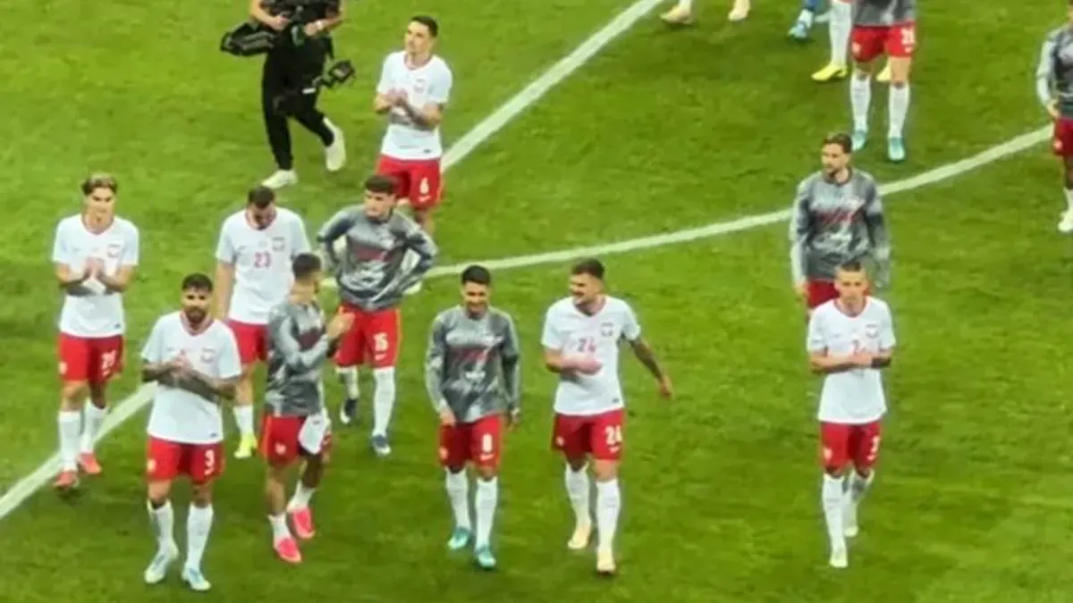 Robert Lewandowski i Kamil Grabara długo wymieniali spostrzeżenia po meczu z Nigerią. O czym rozmawiali