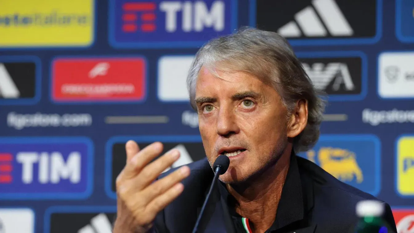Roberto Mancini twierdzi, że sprawa podwójnego kontraktu w Manchesterze City go nie dotyczy