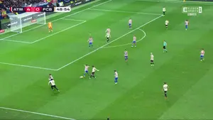 Rozkminka. Giuliano Simeone ostro zaatakował piłkarza Barcelony i dostał żółtą kartkę! Tylko czy to nie powinna być czer