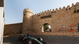 Russell zdobył pole position w Baku. Antonelli rozbił Mercedesa już w Q1