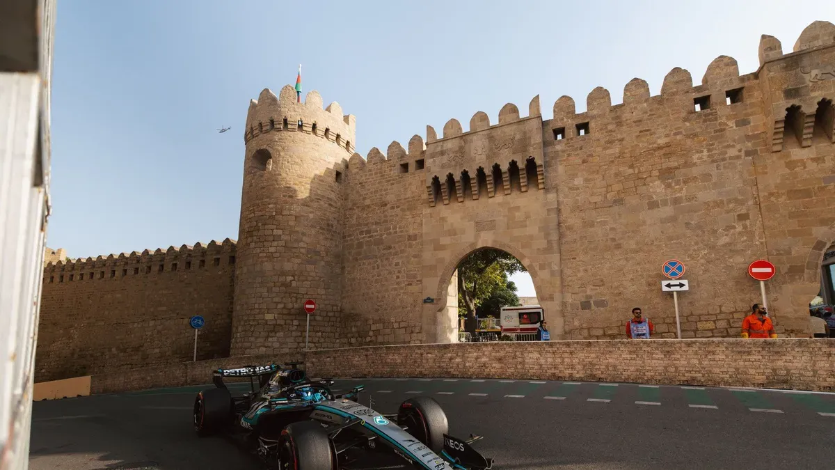 Russell zdobył pole position w Baku. Antonelli rozbił Mercedesa już w Q1