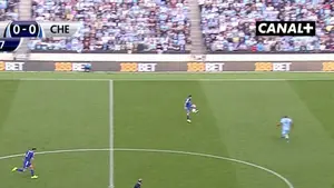 Rywalizacja Manchesteru City i Chelsea przez lata dawała nam wiele nietypowych bramek, ale ta strzelona przez Franka Lam