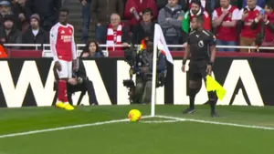 Rzut rożny dla Arsenalu = GOL! William Saliba daje gospodarzom prowadzenie w Derbach Londynu! Transmisja:
