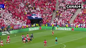 Saka zagrywa ręką w polu karnym, ale sędzia nie dyktuje rzutu karnego. PSG szuka odpowiedzi na trafienie Havertza Ogląda