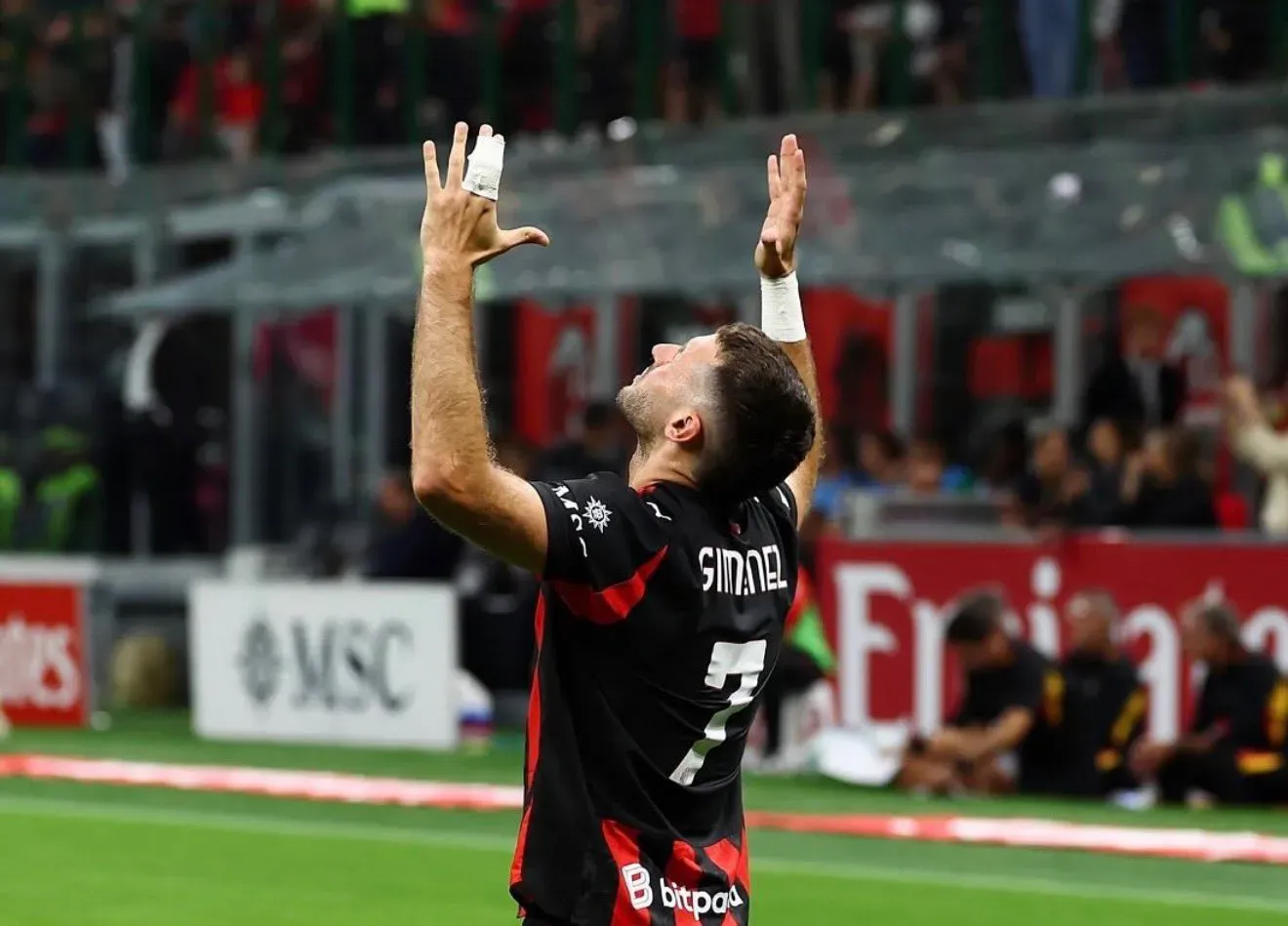 Santiago Gimenez podjął decyzję. Napastnik trenuje sam i czeka na zgodę AC Milan