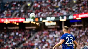 Shaw ma zostać, ale Manchester United nadal szuka lewego obrońcy