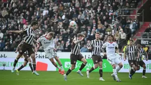 St. Pauli i Eintracht Frankfurt podzieliły się punktami. Słupki ratowały gości w Hamburgu