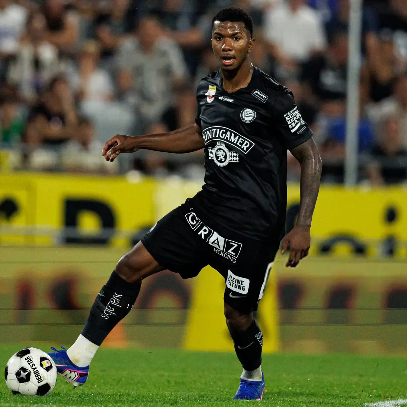 Strasbourg dopina transfer obrońcy. Jeyland Mitchell przenosi się do Francji za miliony