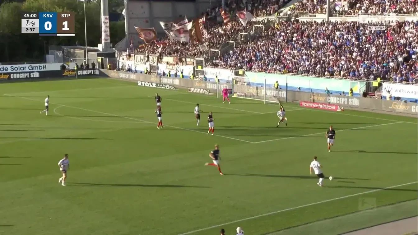 Systa arkadiusza pyrki! Ruszył, powalczył o piłkę i dograł w punkt! Goście prowadzą do przerwy już 2:0