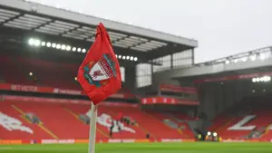 Szokujący manewr Arne Slota przed rewanżem z PSG. Gwiazdor Liverpoolu zagra na nowej pozycji