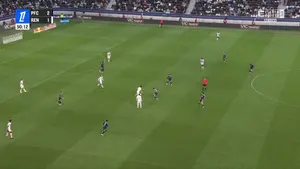 Takie uderzenie i. GOL ANULOWANY Sebastian Szymański potrafi w ładne bramki, ale tym razem nie miał szczęścia.