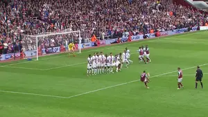 Tego dnia 10 lat temu Dimitri Payet zasadził takiego rogala że klękajcie narody. I ten satysfakcjonujący dźwięk. poezj