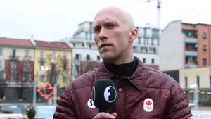 Ten trener na ZIO 2026 szkoli aż 13 reprezentacji! Podczas zawodów ciągle zmienia kurtki [WIDEO]