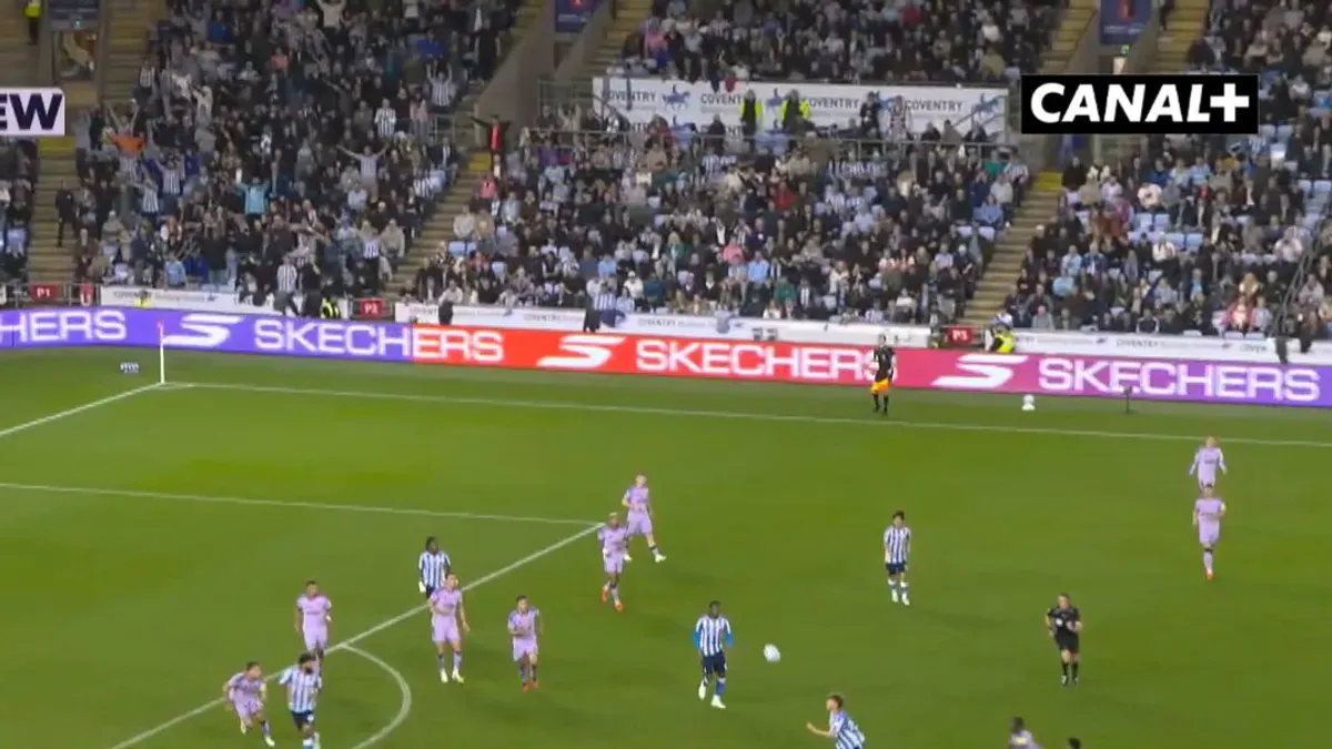 To była demolka! Coventry ograło Newcastle 4:1, a wynik precyzyjnym strzałem ustalił Stephen Mfuni Oglądaj
