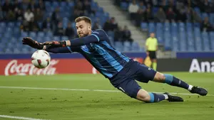 Klub z Anglii chce zapłacić fortunę. Hiszpański bramkarz o krok od opuszczenia Realu Oviedo