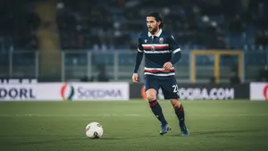 Alberto Dossena przed trudnym wyborem. Włoski defensor może opuścić Como na rzecz ligowego rywala