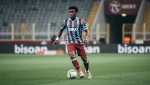 Chibuike Nwaiwu na celowniku Tottenhamu. Trabzonspor oczekuje fortuny za obrońcę