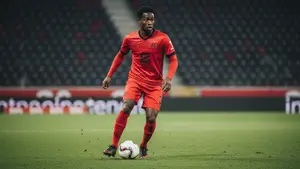 Christian Kofane wstrzymał negocjacje. Manchester United i Arsenal w grze o napastnika Bayeru