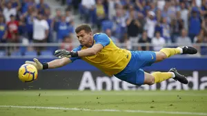 Transferowa wojna o chorwackiego bramkarza! Sevilla i inni chętni muszą zapłacić miliony
