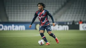 Fenerbahçe włącza się do walki o pomocnika Lille. Ethan Mbappé na liście życzeń