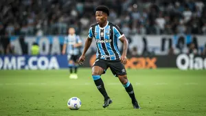 Francis Amuzu na celowniku klubu z Ligue 1. Belg może trafić do Francji za darmo