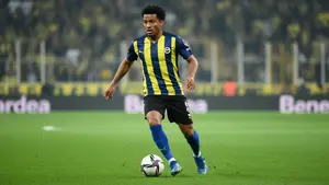 Fenerbahçe w ogniu transferowych plotek. Brazylijski pomocnik naciska na powrót do ojczyzny