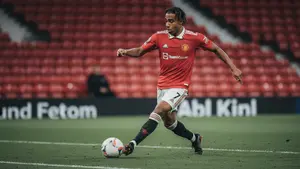 Przyszłość Leny’ego Yoro w Manchesterze United pod znakiem zapytania. Giganci monitorują sytuację