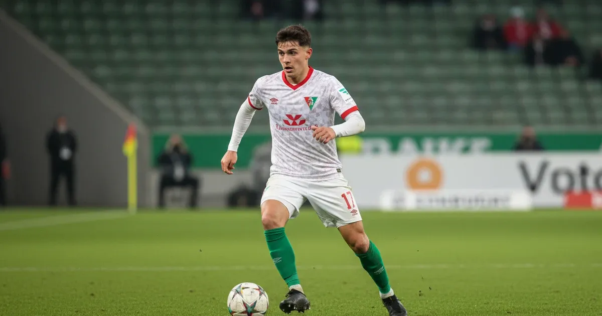 Mert Kömür opuści Augsburg? Monaco włącza się do gry o niemiecki talent