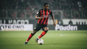 Niels Nkounkou wypchnięty z Eintrachtu. Francuz blisko przenosin do tureckiego klubu