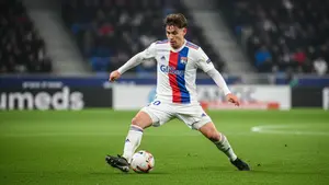 Tyler Morton wróci do Premier League? Brighton szykuje miliony za pomocnika Lyonu