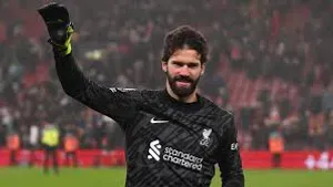 Liverpool już ma jego następcę – teraz Alisson musi wybrać: Inter czy Juventus?