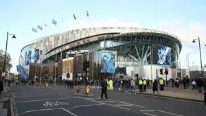 Trzy kluby Premier League walczą o obrońcę Wolves. Hugo Bueno wywołał transferowe poruszenie