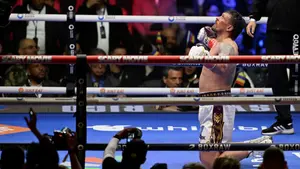 Usyk o krok od katastrofy pod piramidami. Sędzia przerwał walkę w ostatniej sekundzie