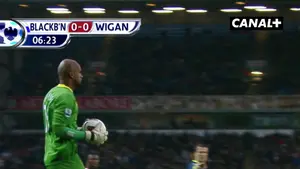 Uwaga - czy ktoś zgubił kurczaka? Mały intruz na boisku Premier League w 2012 roku! Mecze Premier League oglądaj w CANAL