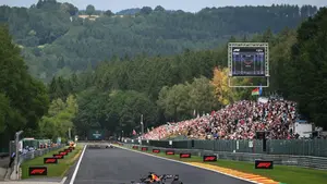 Verstappen ucieka rywalom w Spa. Ferrari depcze mu po piętach, dramat w Astonie Martinie