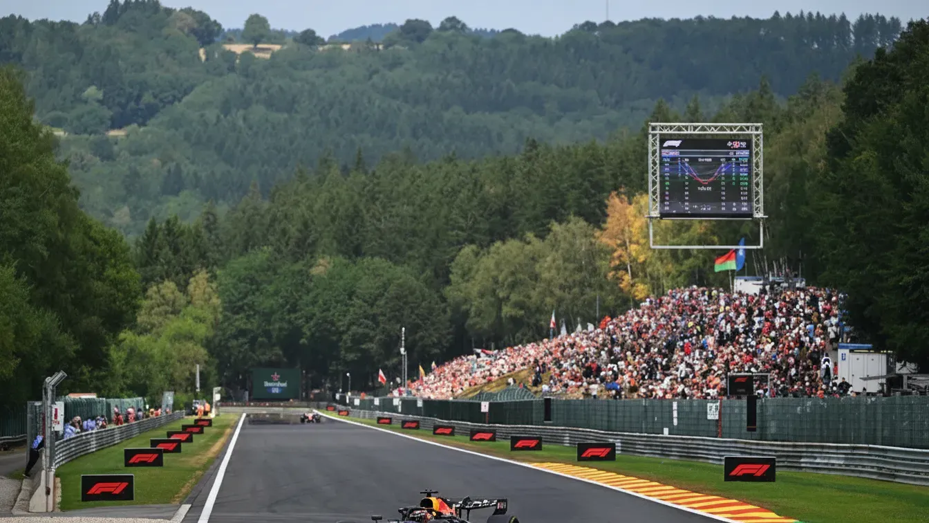 Verstappen ucieka rywalom w Spa. Ferrari depcze mu po piętach, dramat w Astonie Martinie