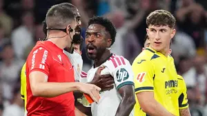 Vinícius pociągnął rywala za włosy. Gol dla Realu anulowany, jest czerwona kartka