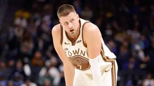Warriors rozważają wymianę Kristapsa Porziņģisa za Daniela Gafforda