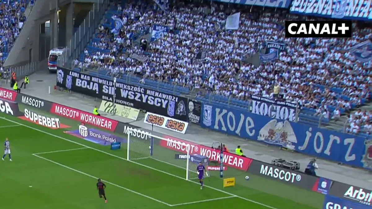 Wejście smoka! Mikael Ishak wchodzi na murawę i pierwszy kontakt z piłką zamienia na gola! Oglądaj: