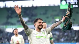 Wielkie święto i skandal pod stadionem. Gwiazdor Bundesligi żegna się z klubem w cieniu zamieszek