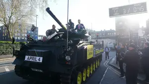 Wjechał na konferencję czołgiem. Szokujące sceny w Londynie przed walką wieczoru