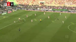 Wooow, golazo kolejki alert. Cudowne uderzenie Jensa Castropa! Drugi gol przeciwko swojej byłej drużynie! I to jaki!