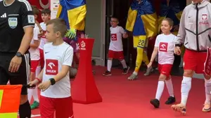 Wzruszające sceny: Mali wojownicy z Cancer Fighters w eskorcie meczowej
