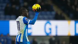 Yankuba Minteh nie trafi na Anfield? Brighton stawia twarde warunki